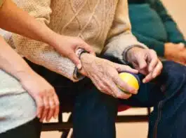 les mains d'un homme âgé et d'une soignante